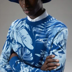 J.Lindeberg Percy Golf Sweater 12 J.Lindeberg Percy Golf Sweater -Golf Apparel Store J.Lindeberg AW22 Percy Sweater GMJKW7424 0470 SWLIN089 Hibiscus Blue Model 2