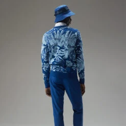 J.Lindeberg Percy Golf Sweater 13 J.Lindeberg Percy Golf Sweater -Golf Apparel Store J.Lindeberg AW22 Percy Sweater GMJKW7424 0470 SWLIN089 Hibiscus Blue Model 3